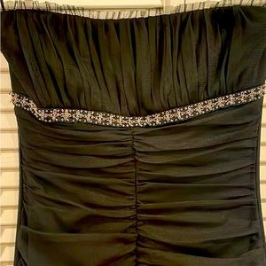VGUC: jr sz M black strapless midi dress